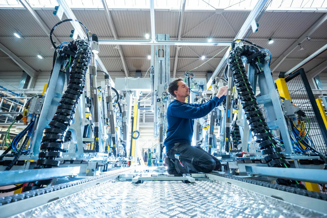 Picture of a SCHÜTZ plant construction and assembly employee | Success Story SCHÜTZ SAP S/4HANA Migration