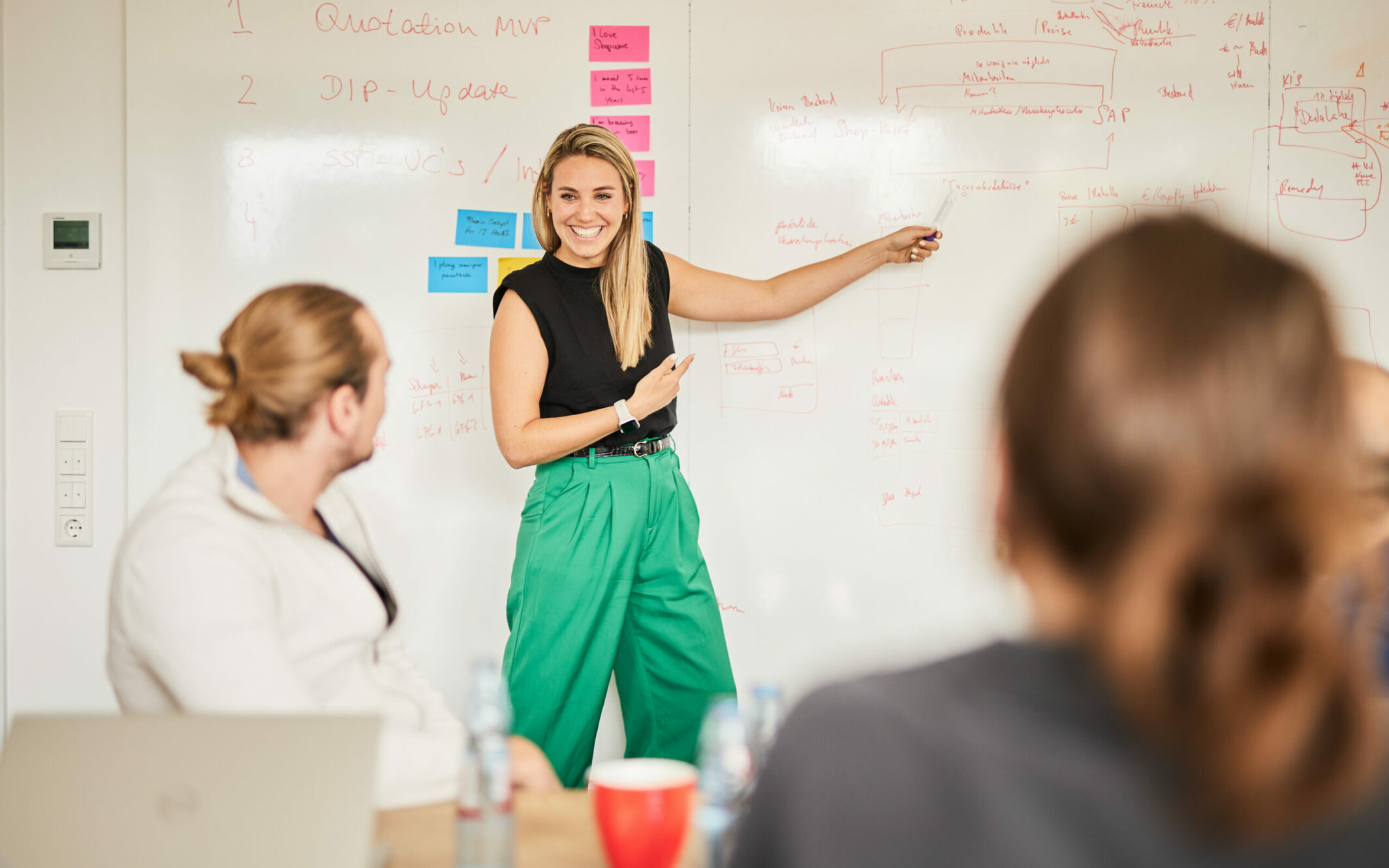 Teammeeting im valantic Office in Langenfeld – moderne Arbeitsatmosphäre und Zusammenarbeit im Fokus.