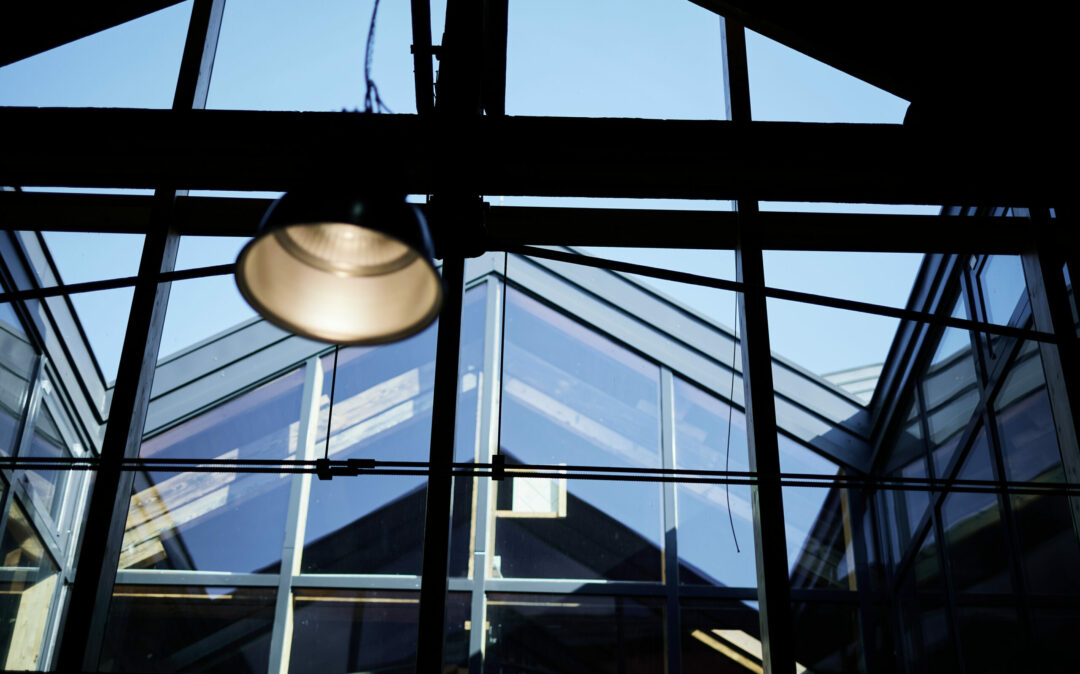 Fünf Personen die an einer Bar stehen und Kaffee trinken.