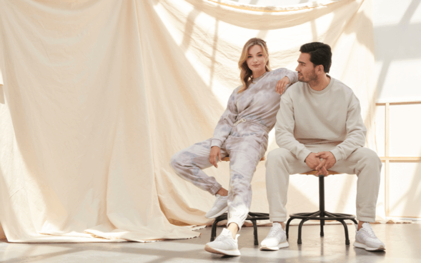 Banner van omoda met zittende man en vrouw