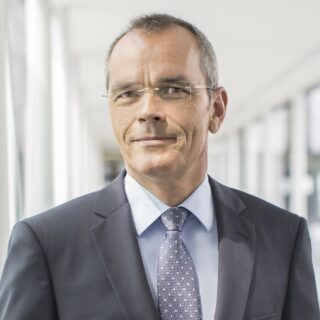 Porträt von Dr. Stefan Müller, Vorstandsvorsitzender expert SE