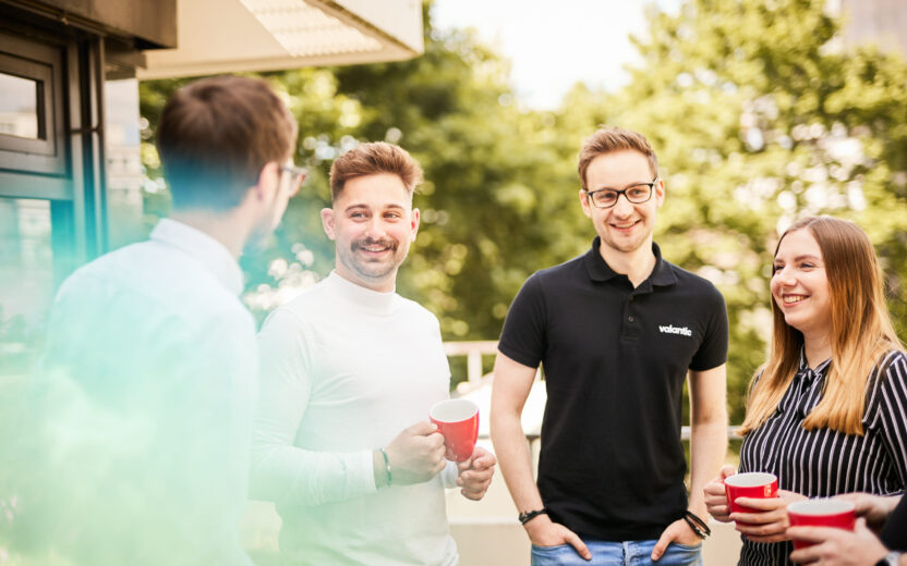 Bilder von valantic Mitarbeiter*innen auf der Dachterasse, Management Consulting Karriere bei valantic