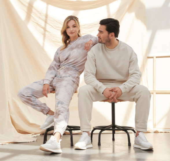 Man en vrouw zittend in wit decor