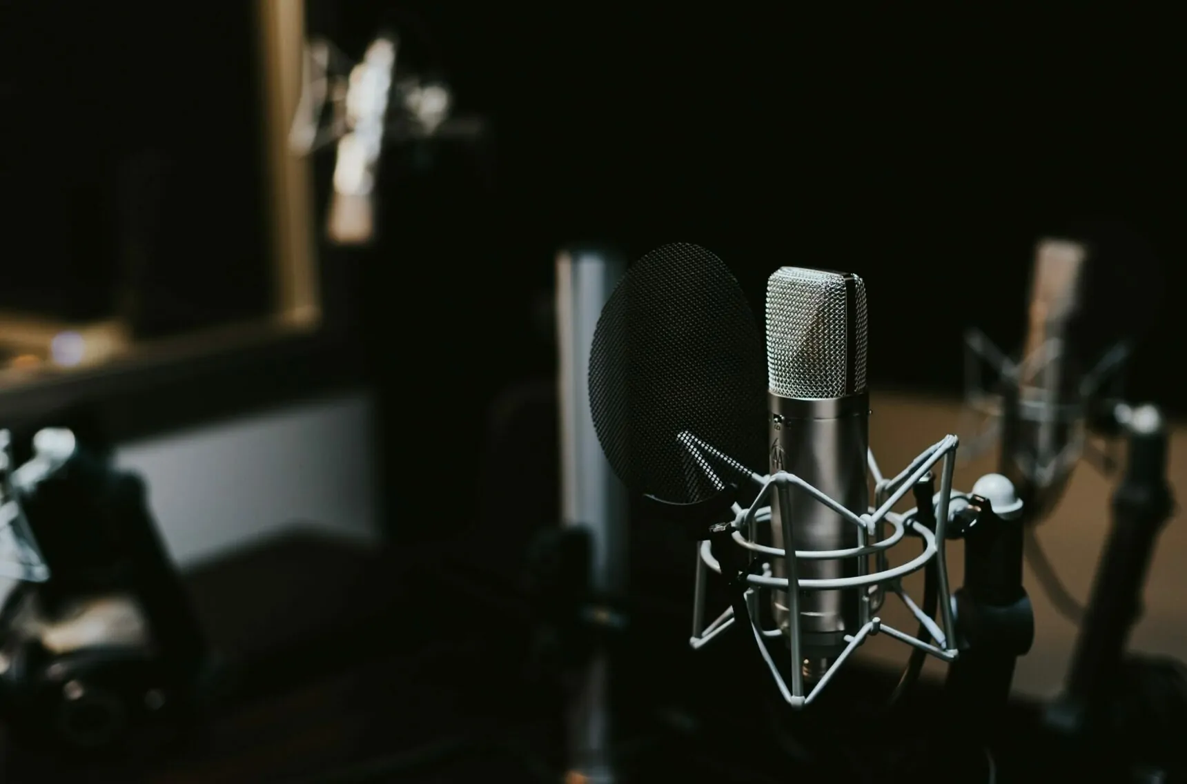 Bild von einem Kondensatormikrofon in einem Studio, Lieblingsformat Podcast: Zwei von Fünf hören Podcasts