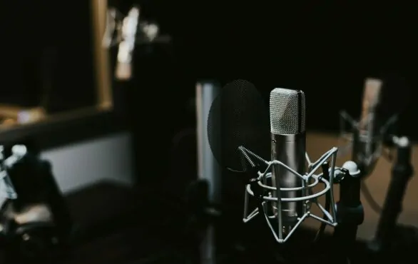 Bild von einem Kondensatormikrofon in einem Studio, Lieblingsformat Podcast: Zwei von Fünf hören Podcasts