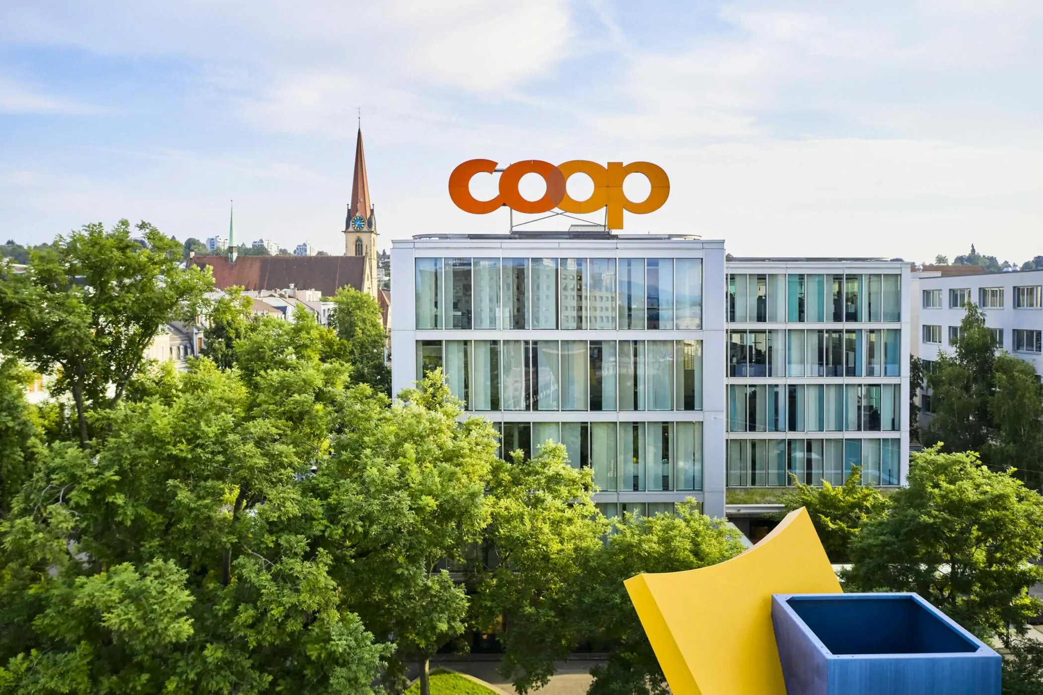 Bild vom Coop Hauptsitz und darauf ein großes Coop-Logo, Omnichannel Plattform