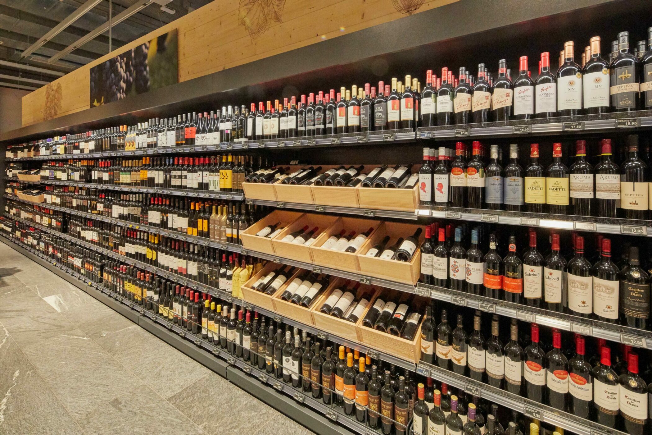 Bild von einem Coop Supermarkt mit der Weinabteilung im Fokus, Omnichannel Plattform