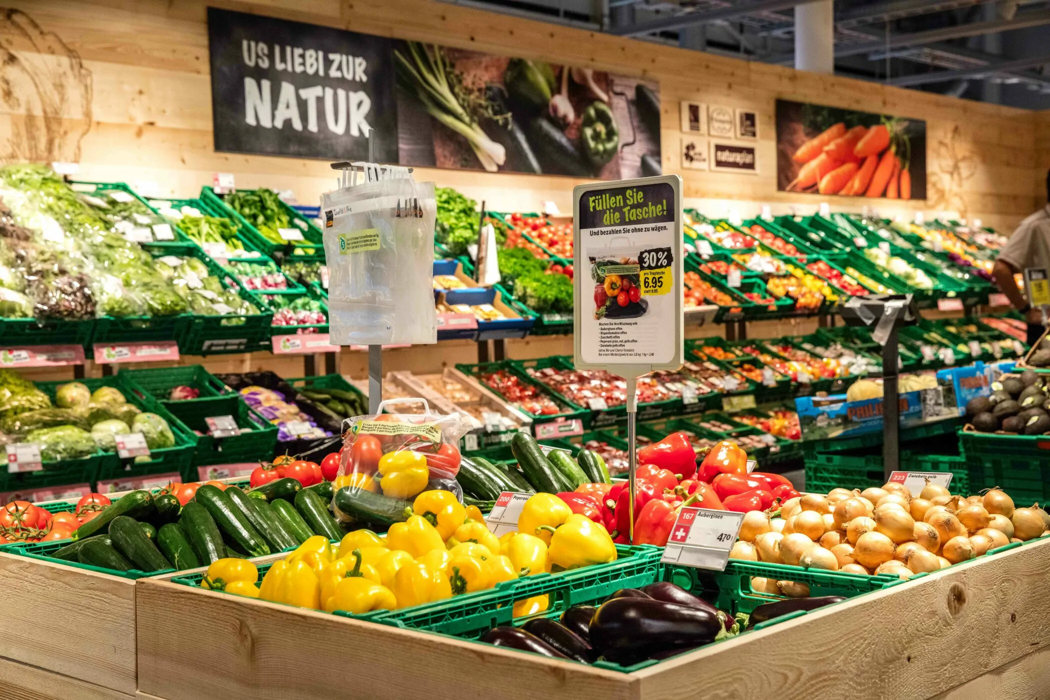 Bild von einem Coop Supermarkt mit der Gemüseabteilung im Fokus, Omnichannel Plattform