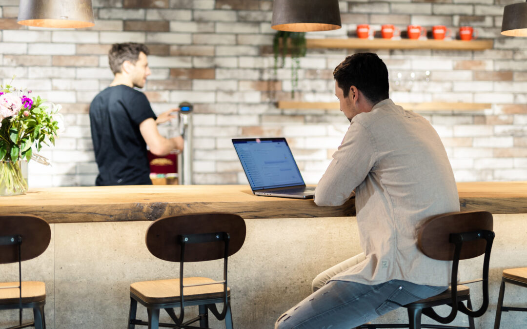 Foto von vier valantic-CX-Mitarbeiter*innen, die während einer Pause zusammen Kaffee trinken.