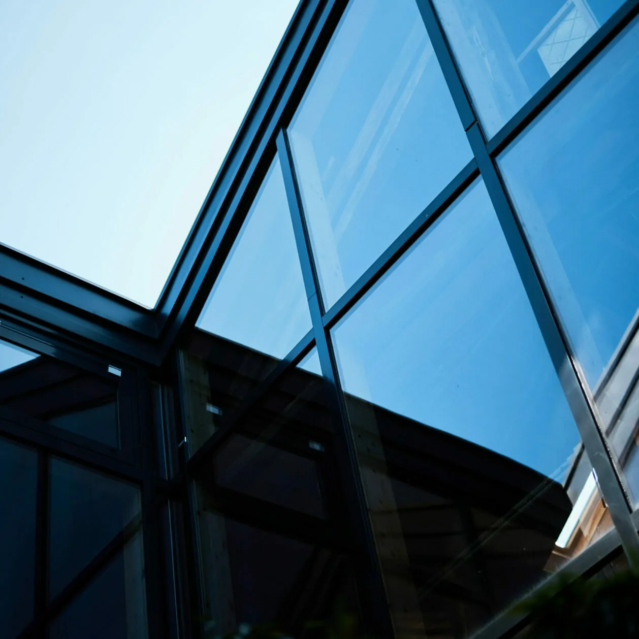 Photo of the glass facade of the valantic CX office in Salzburg.