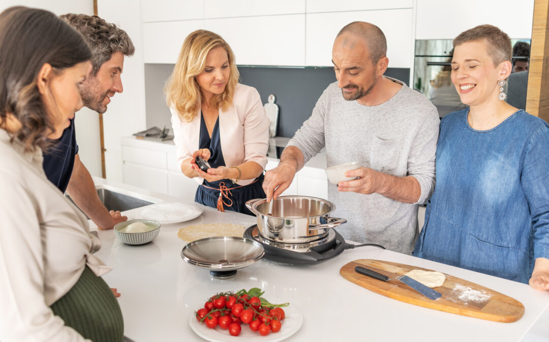 Foto von einer gruppe Freunden beim Kochen.