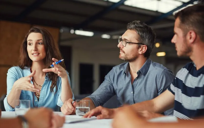 Personen im Gespräch; Product Lifecycle Management von valantic