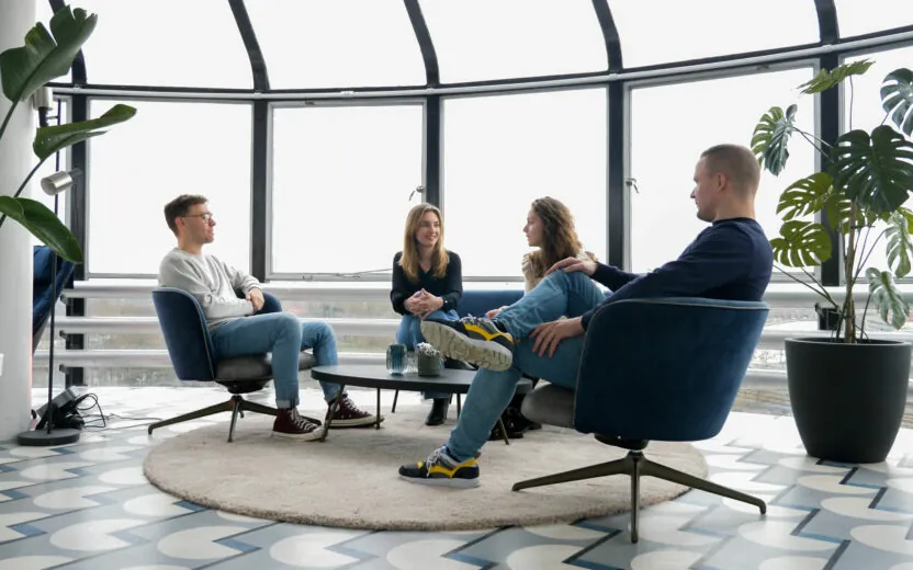 collega's die een discussie hebben