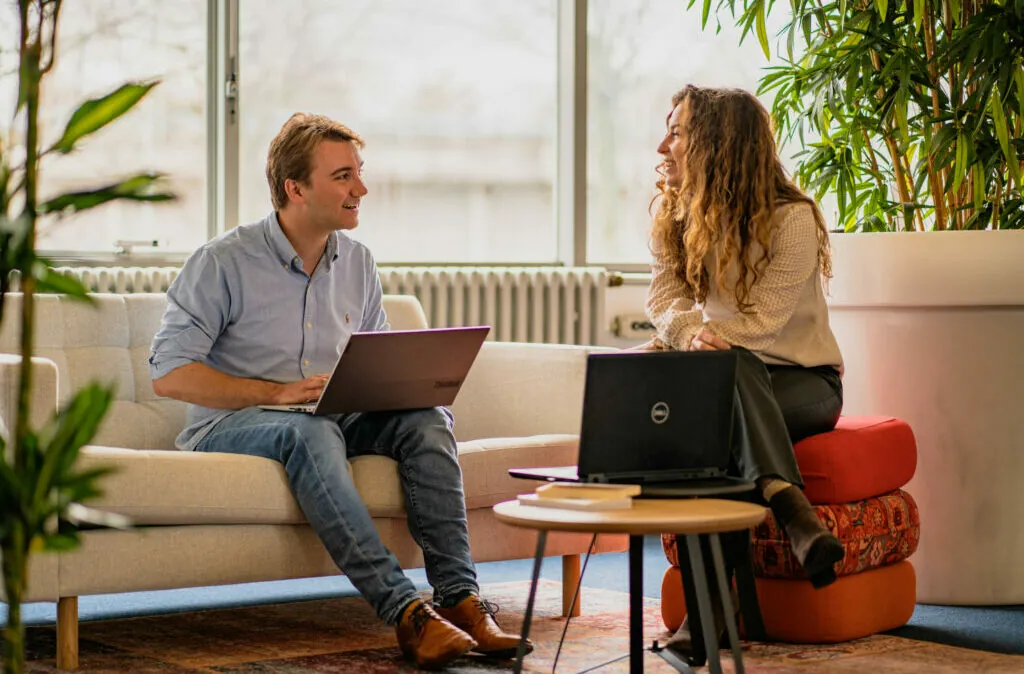 collega's die een discussie hebben