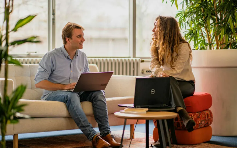 collega's die een discussie hebben