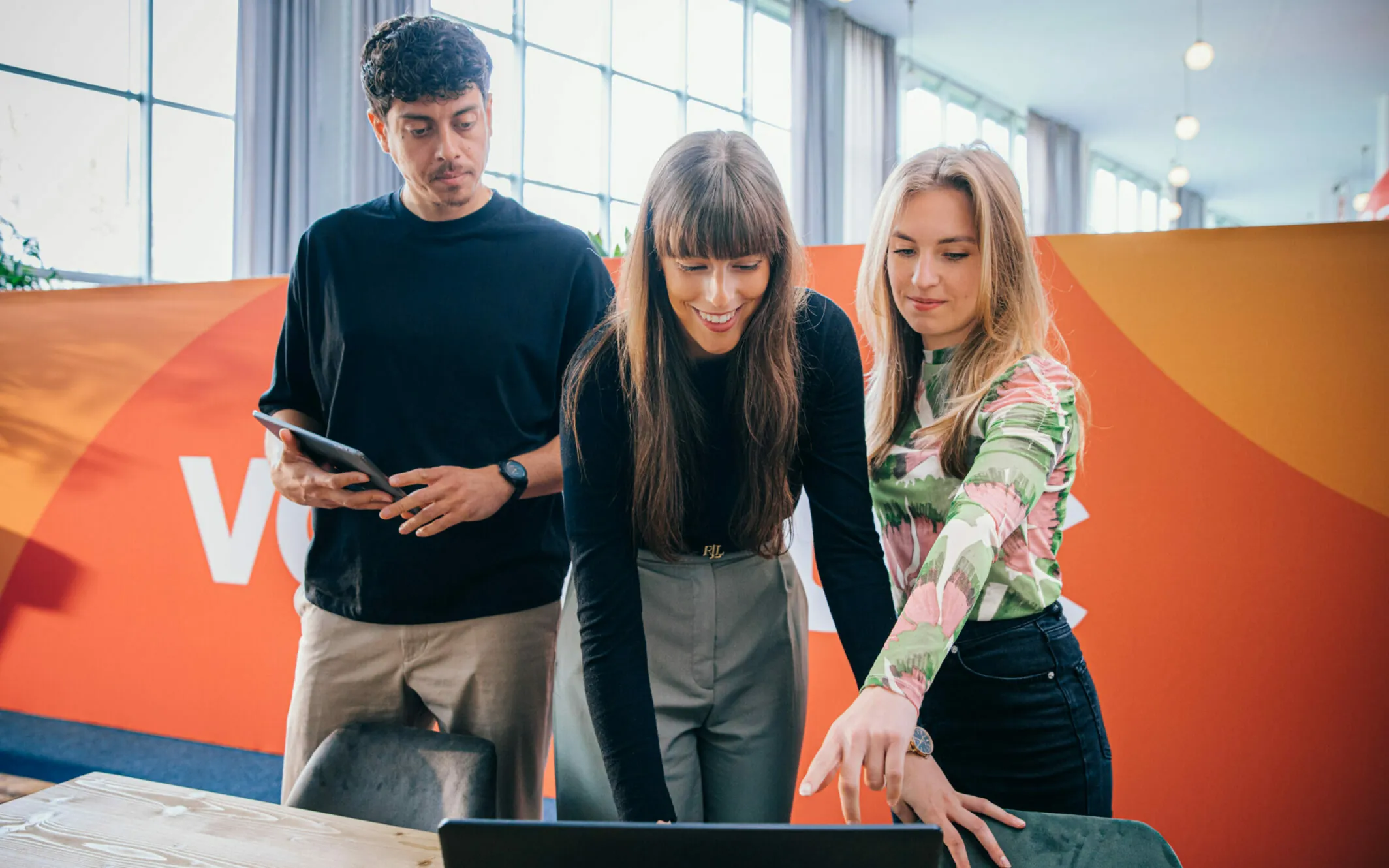 valantic medewerkers kijken samen naar een laptop