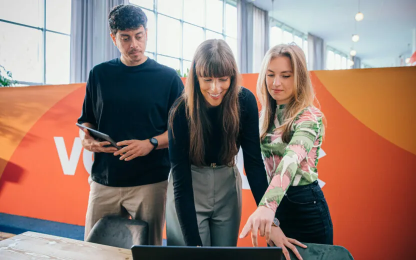 valantic medewerkers kijken samen naar een laptop