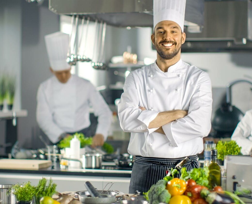 Koch in einer großen Küche