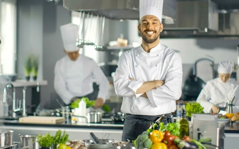 Koch in einer großen Küche