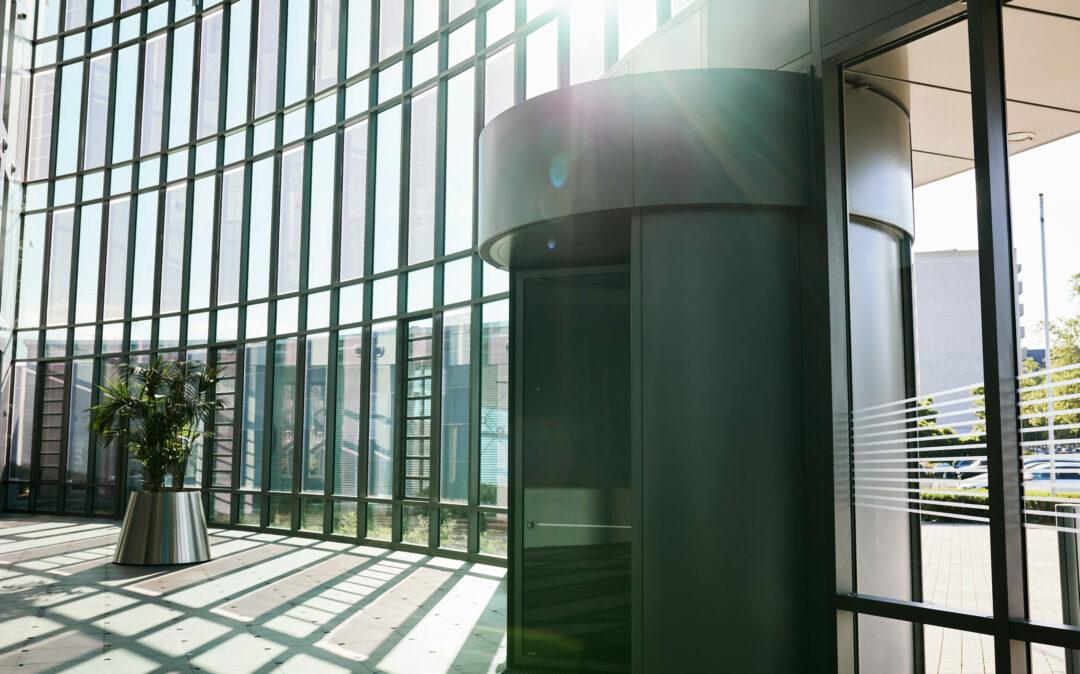 Lichtfurchflutete Eingangshalle des valantic CX-Büros in Mainz