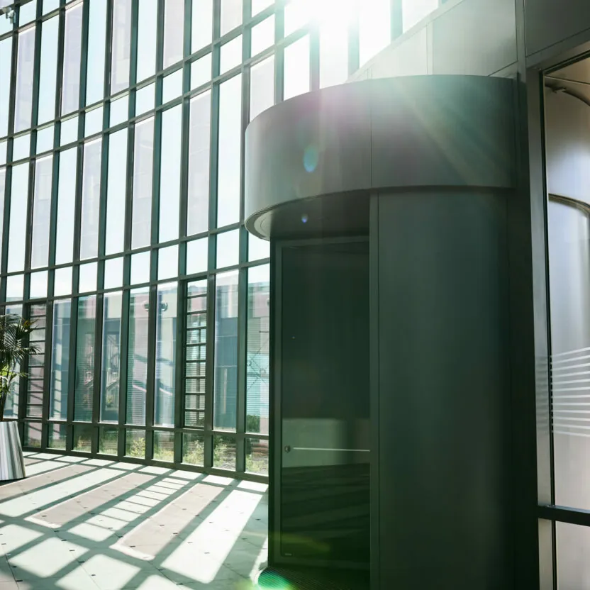 Lichtfurchflutete Eingangshalle des valantic CX-Büros in Mainz