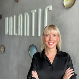 Bild von Johanna Wendel mit einem valantic Schriftzug im Hintergrund