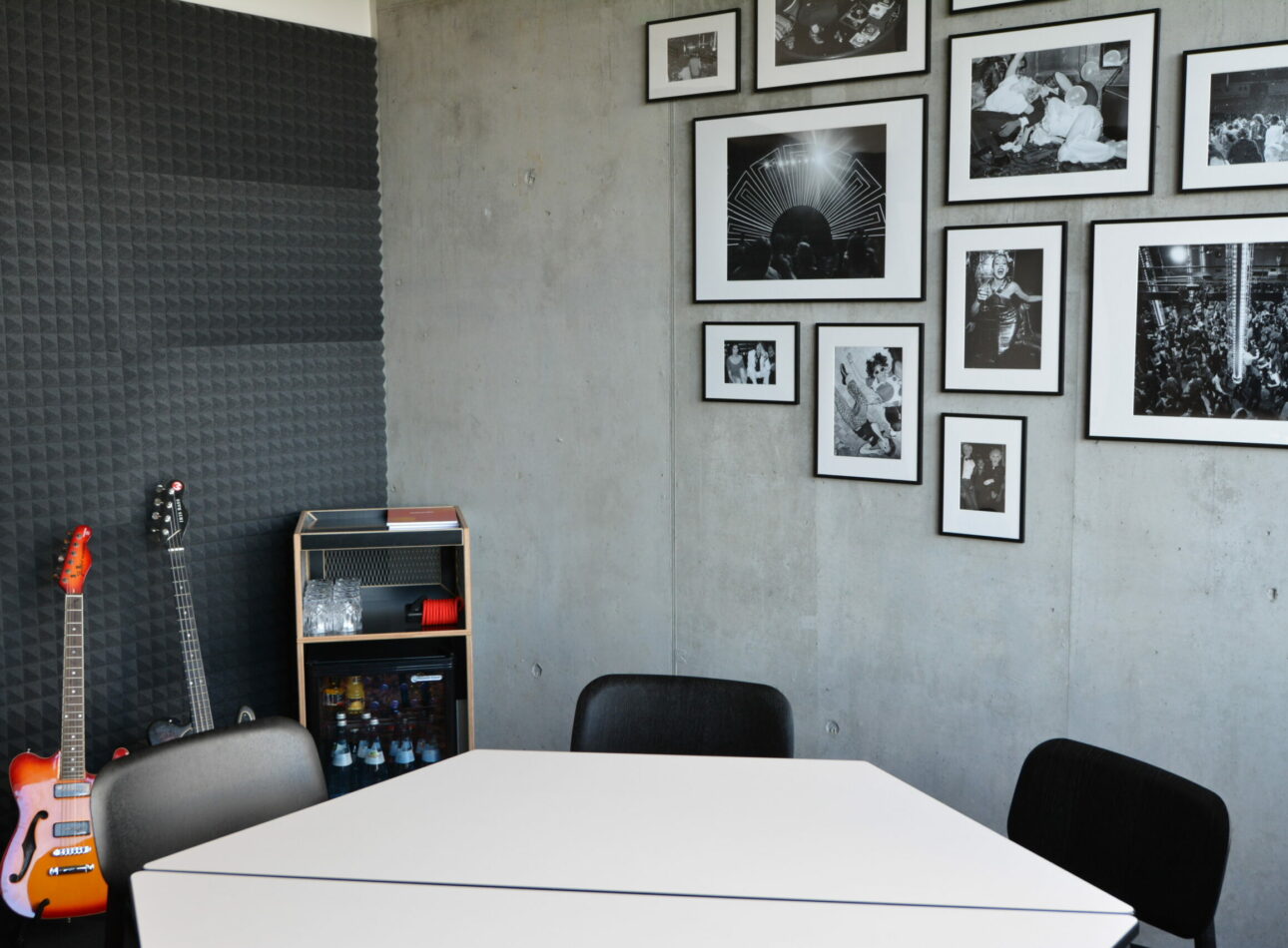 meeting room in Mannheim with images on the wall and two guitars standing in the room
