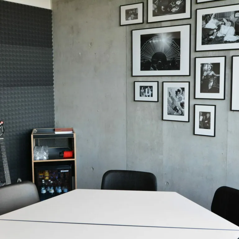 meeting room in Mannheim with images on the wall and two guitars standing in the room