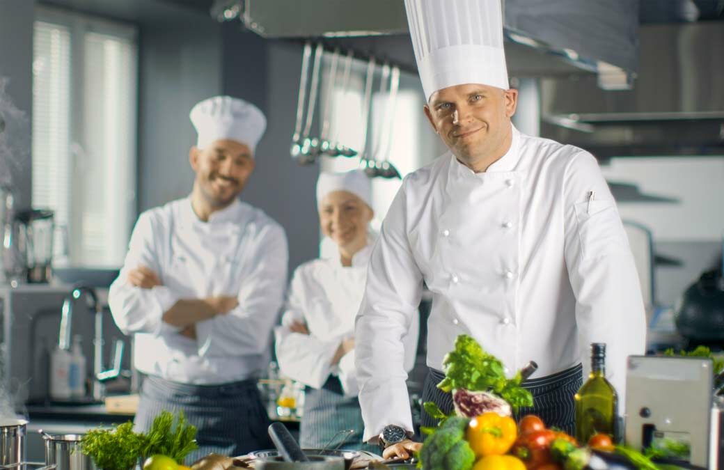 Drei lachende Köche bei der Arbeit | Success Story Burgs | Einführung der SAP Analytics Cloud