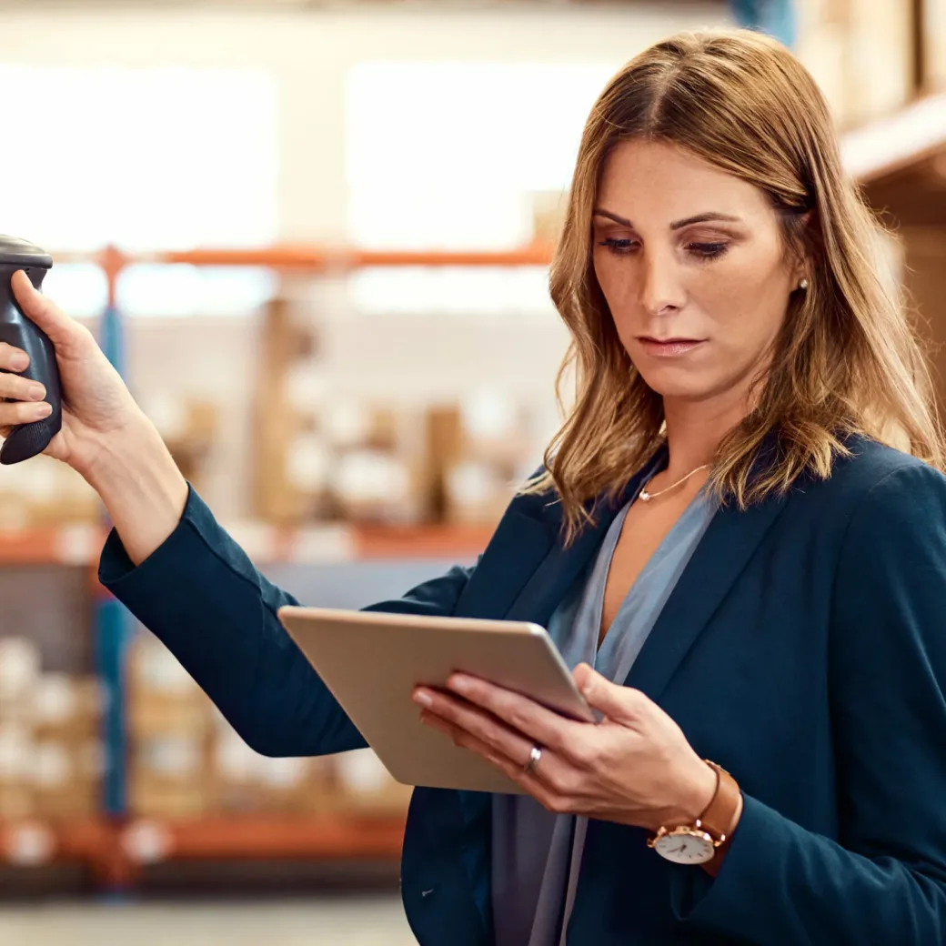 A woman scans inventory in the warehouse and optimizes with SAP Ariba procurement and purchasing