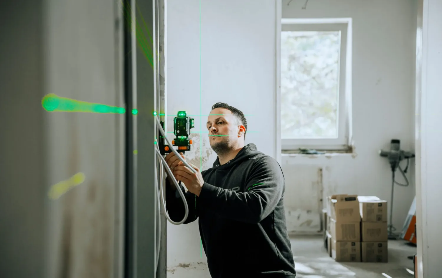 geo-FENNEL Linienlaser im Einsatz auf der Baustelle – Produktdaten automatisiert mit Akeneo