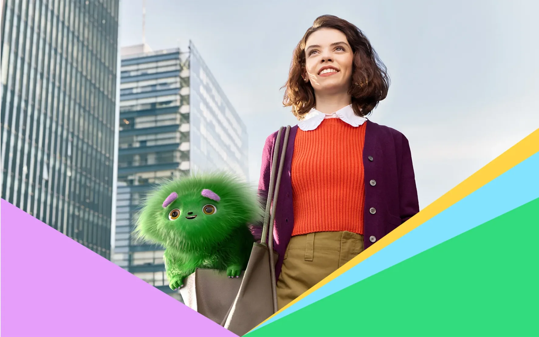 Junge Frau lächelt selbstbewusst vor modernen Bürogebäuden, während ein grünes, plüschiges Fantasiewesen aus ihrer Tasche schaut – Symbolbild für karriere.at und einen positiven Start ins Berufsleben.