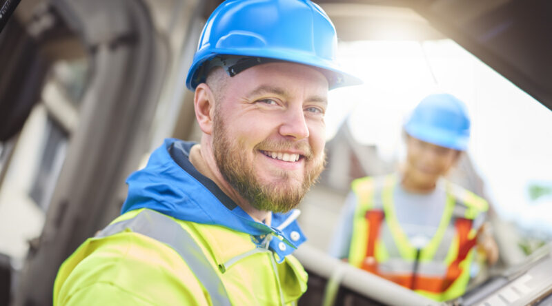 Engenheiro a sorrir para a câmera