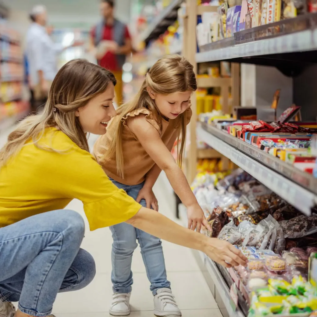 Mutter und Tochter im Supermarkt