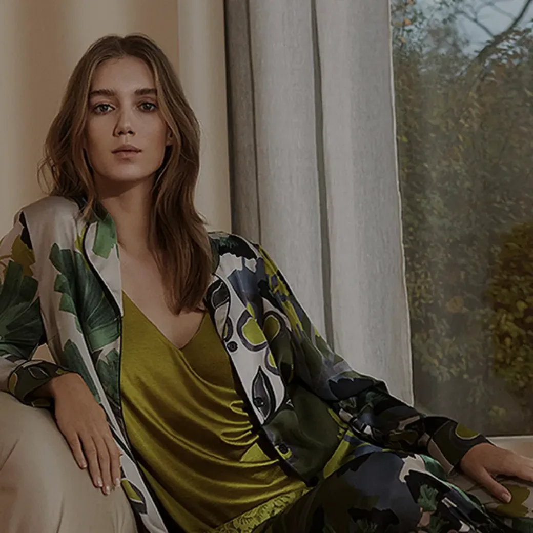 Traditionshaus mey: Bild von einer jungen Frau in Luxus-Nachtwäsche