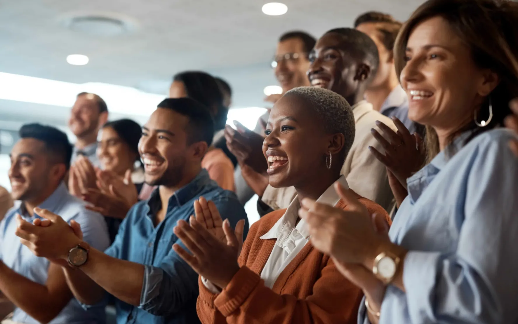 people-clapping-at-event-valantic-asset-management-excellence-summit