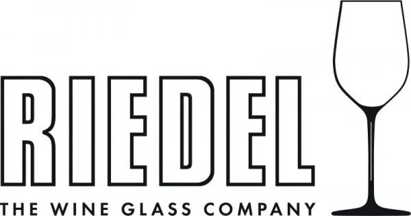 Logo von Riedel, The Wine Glass Company, mit fettgedrucktem Text und einem stilisierten Umriss eines Weinglases auf der rechten Seite - ein ikonisches Symbol, das häufig auf führenden Marktplätzen zu sehen ist.