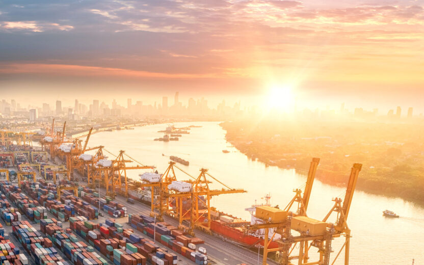 Bild von einem Industriehafen mit Containern und Kränen, valantic Smart Industries & Supply Chain