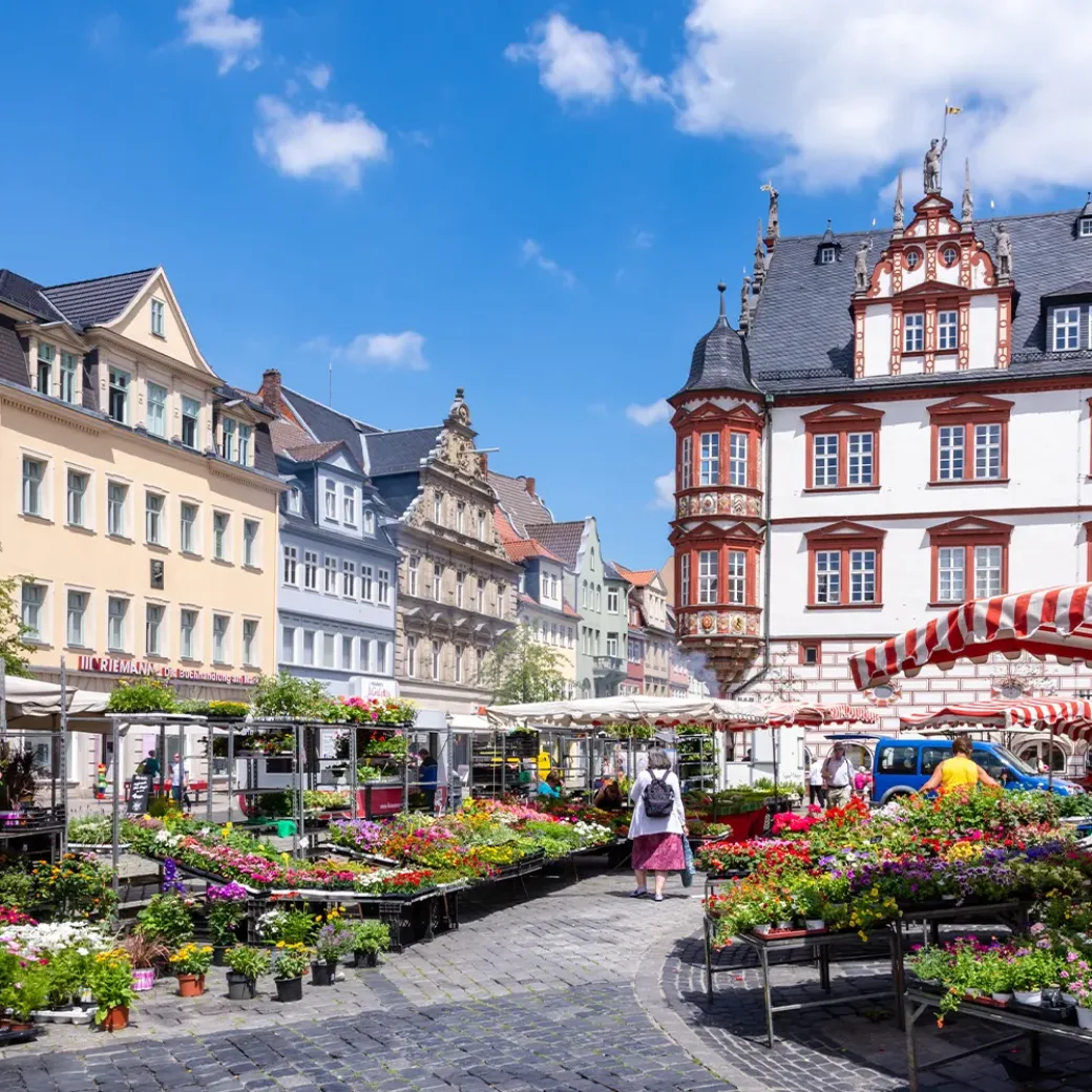 Stadtansicht Coburg, Standort der valantic Niederlassung Proc-IT, im Vordergrund Marktstände