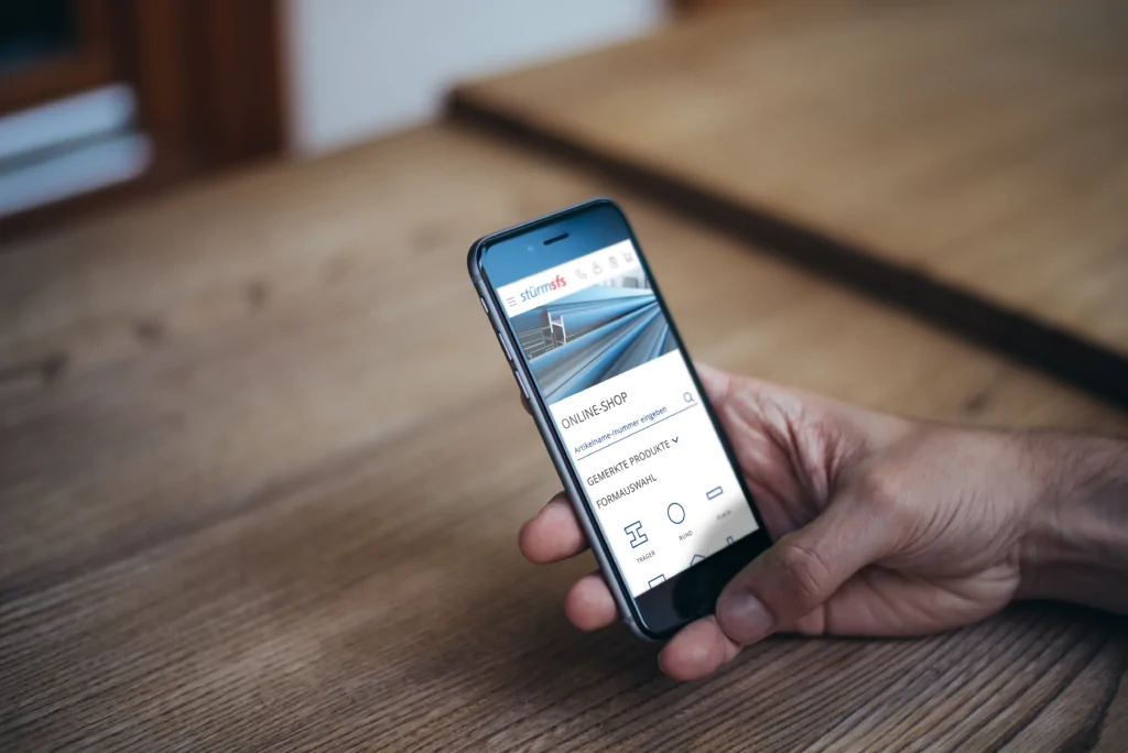 Bild eines Handys mit der neuen E-Business Plattform von stürmsfs