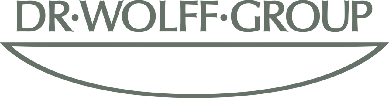 Das Logo der Dr. Wolff Gruppe mit dem Firmennamen in Großbuchstaben über einer breiten, geschwungenen Linie, die an ein Lächeln erinnert, spiegelt ihr Engagement für die ESG-Transformation und die Erfüllung moderner ESG-Anforderungen wider.