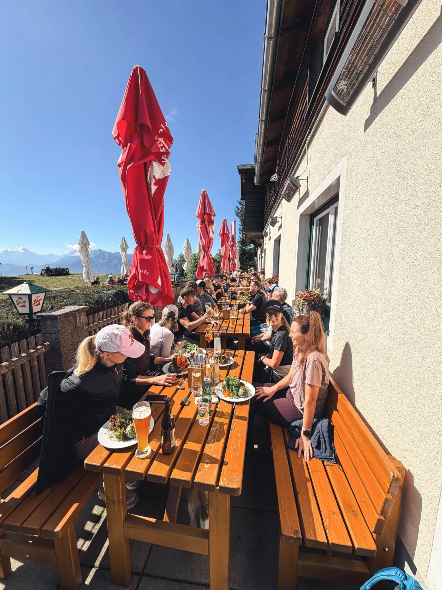 Gemeinsames zusammen sitzen auf der Alm in der Sonne