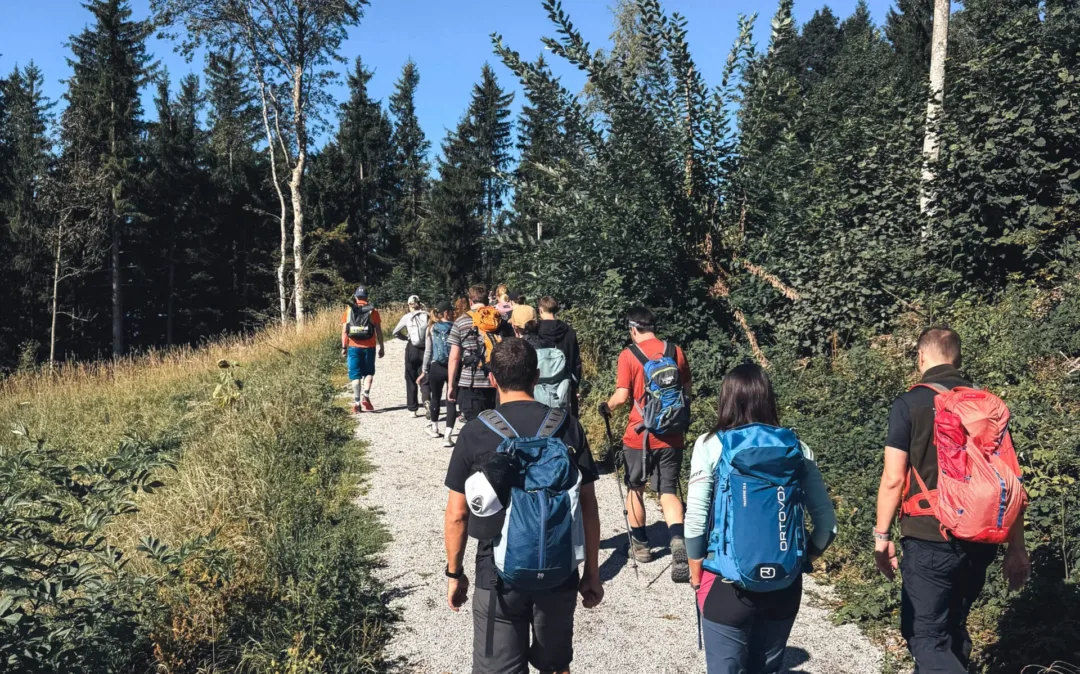 Personen wandern auf einen Berg