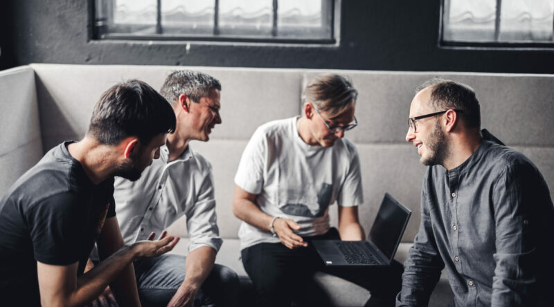 Mitarbeiterin von valantic Austria erklärt Kollegen ein Projekt in Consulting & Strategy.