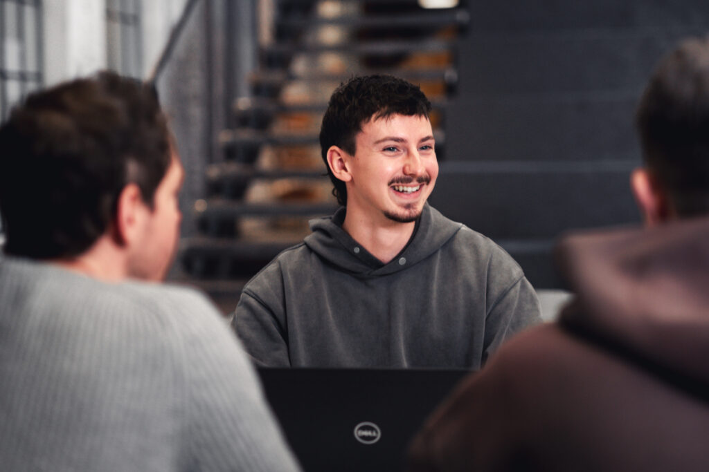 Zwei elements-Mitarbeiter*innen checken eine Auswahl an Influencer*innen und Content Creators.