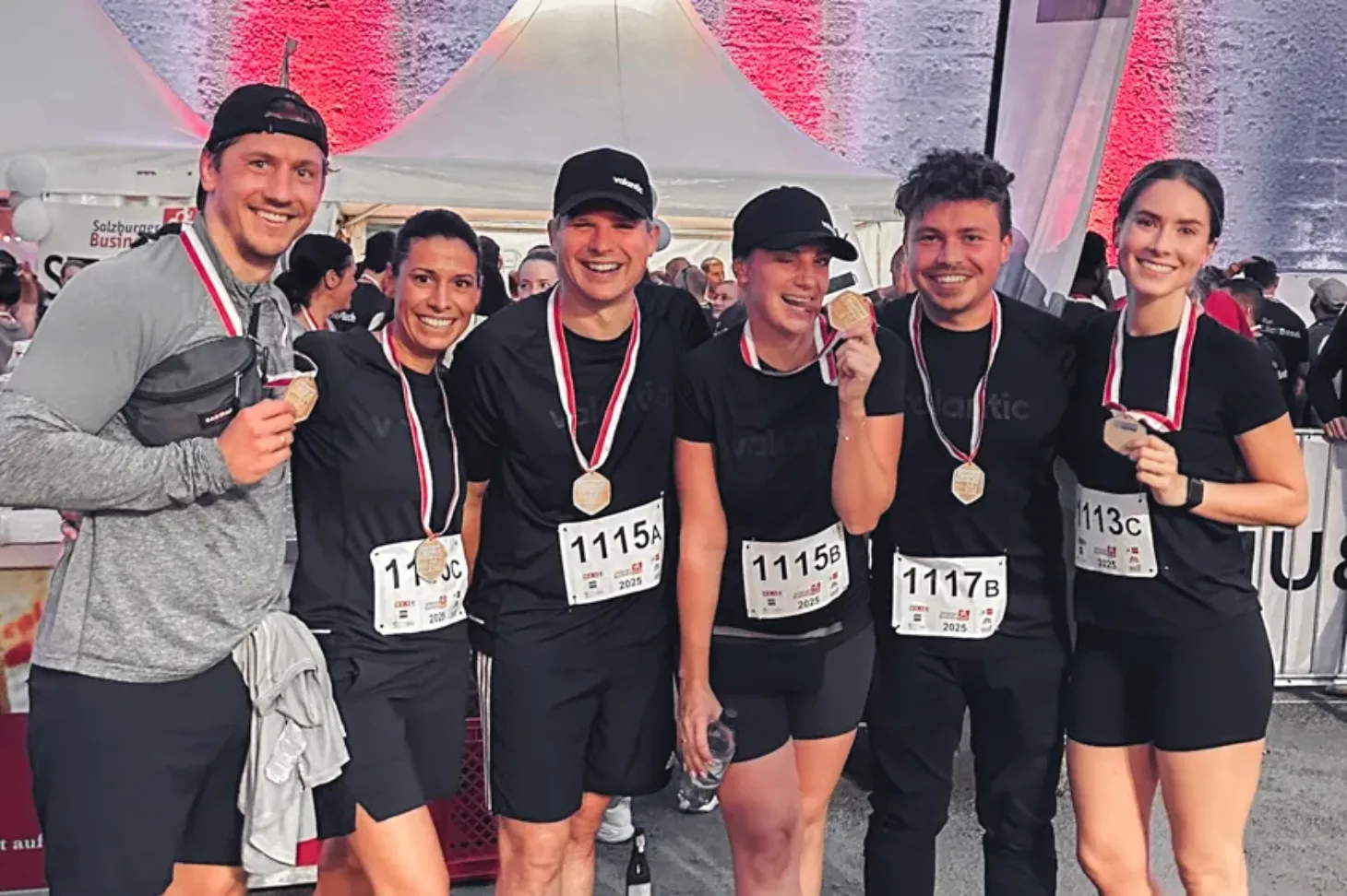 valantic Mitarbeiter nach einer Laufveranstaltungen mit Medaillen um den Hals,