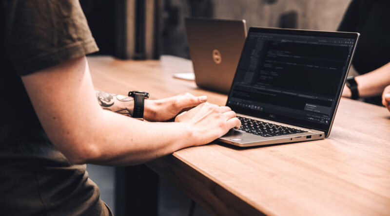 valantic Austria Mitarbeiterin, die in der Web-Programmierung arbeitet.