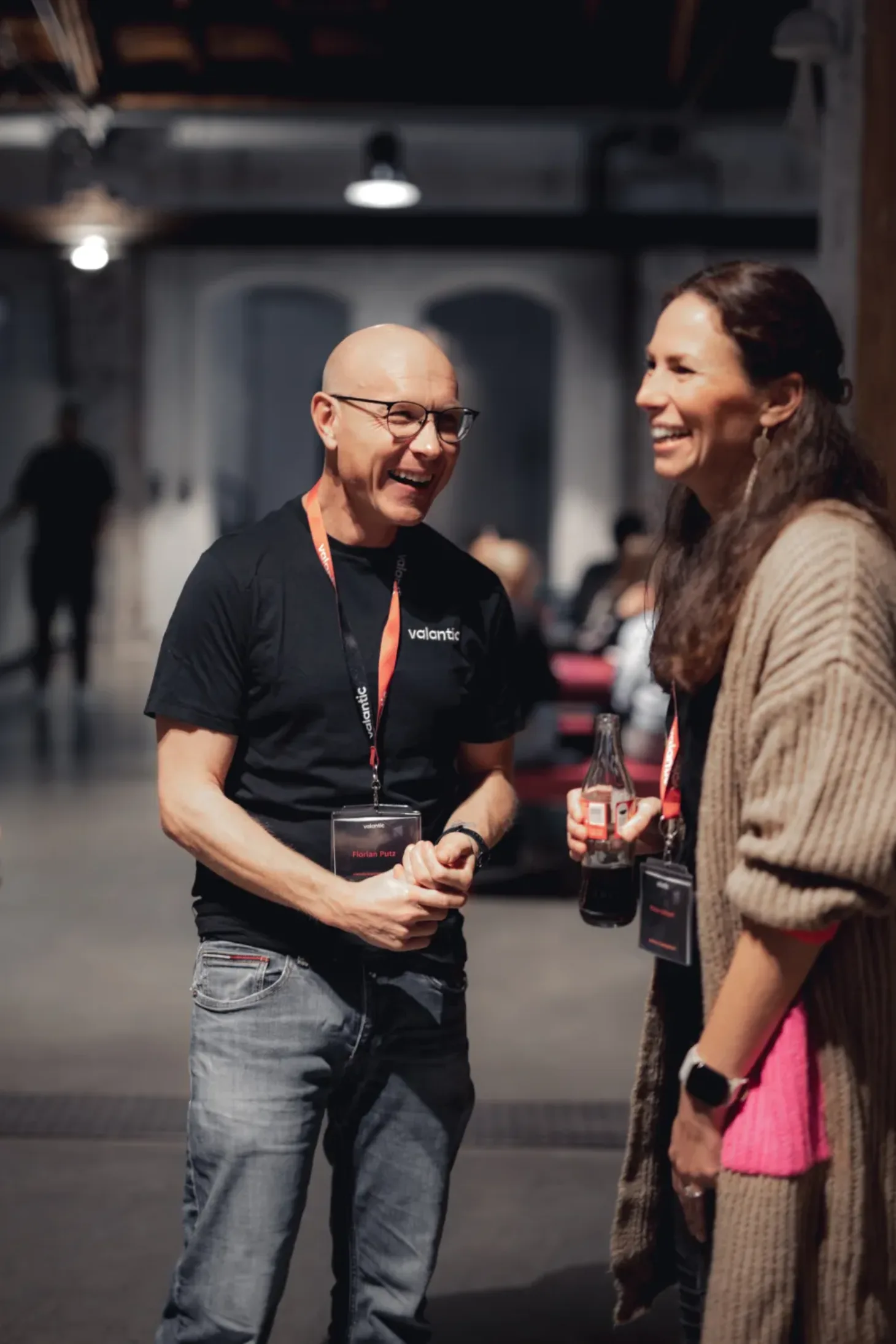 Zwei Mitarbeiter von valantic Austria lachen zusammen