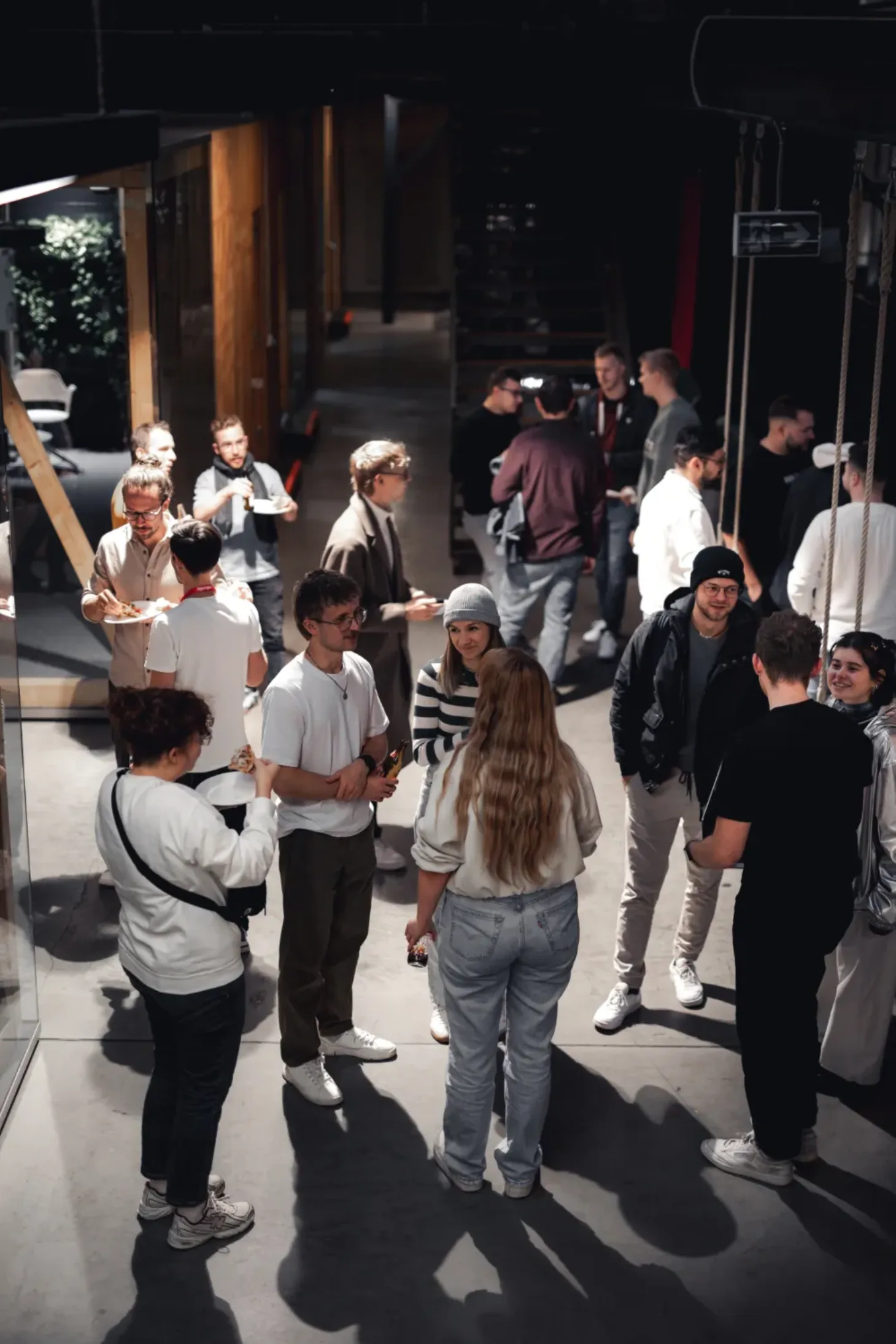 Eine Gruppe junger Mitarbeiterinnen von valantic Austria stehen zusammen und reden.