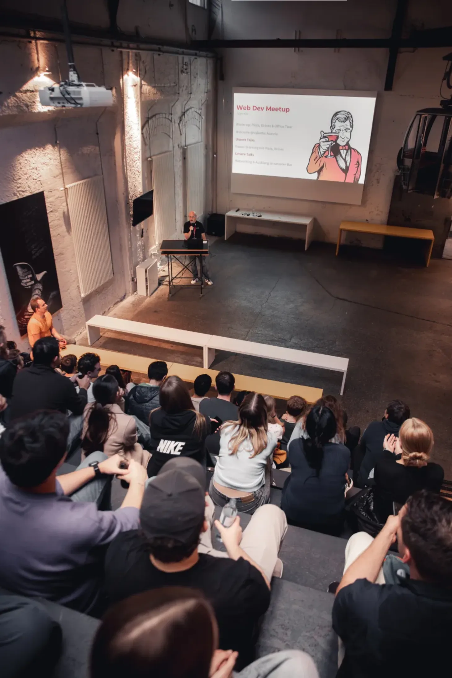 Bild von der Eingangspräsentation des WebDev MeetUp 2025 von valantic Austria